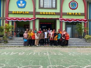 Sekcam Metro Timur Dampingi Penilaian Lomba Sekolah Sehat Tingkat Kota