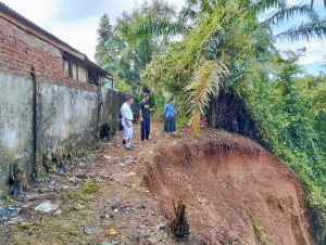 Camat Metro Timur Tinjau Pembangunan Talud Sungai di Tejosari, Pastikan Kualitas dan Manfaat untuk Warga