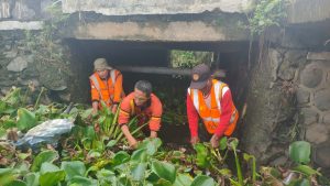 Relawan Metro Timur Sigap Bersihkan Penyumbatan Saluran Wihara Iringmulyo