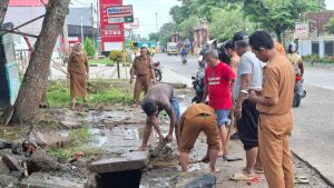 Cegah Banjir: Camat Metro Timur dan Warga Tejoagung Bersinergi Atasi Sumbatan Drainase