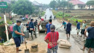 Warga RW 5 dan 6 Yosodadi Lanjutkan Rehabilitasi Jembatan Jalan Lumba-Lumba Secara Swadaya