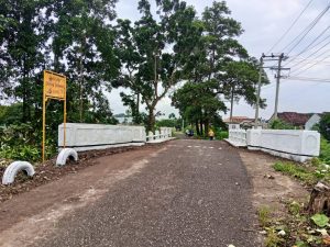 Warga 24 Polos Tejosari Gotong Royong Bersihkan Jembatan Perbatasan