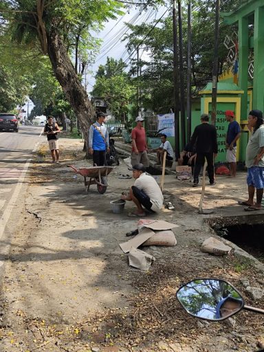 Warga Tejoagung Gotong Royong Perbaiki Jalan dan Drainase Secara Swadaya