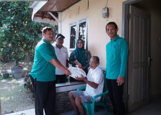 Inovasi SEDUH Jangkau Warga Kurang Mampu, Camat Metro Timur Dampingi Penyaluran Bantuan di Kelurahan Yosodadi