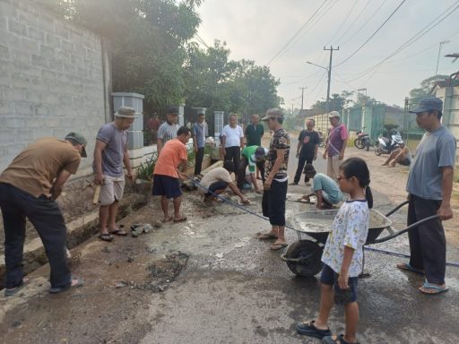 Warga RW 13 Iringmulyo Gotong Royong Tambal Jalan Berlubang Secara Swadaya