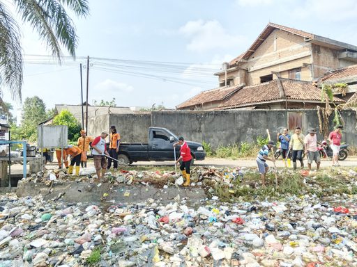 Camat Metro Timur Pimpin Aksi Bersih Kali di Yosodadi, Perkuat Kolaborasi Jaga Lingkungan